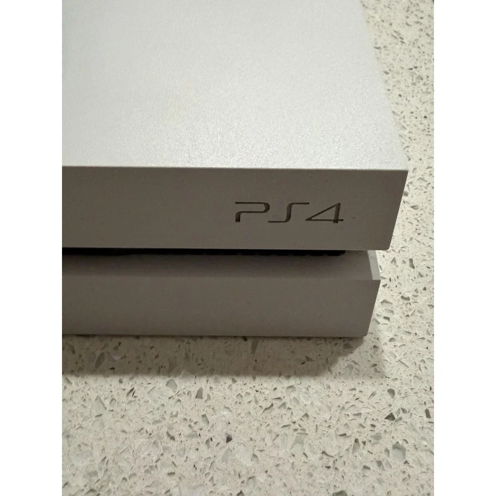 Sony PlayStation 4 500GB Glacier‎ White Console ,1 Controller,1 Game,plug Cord,